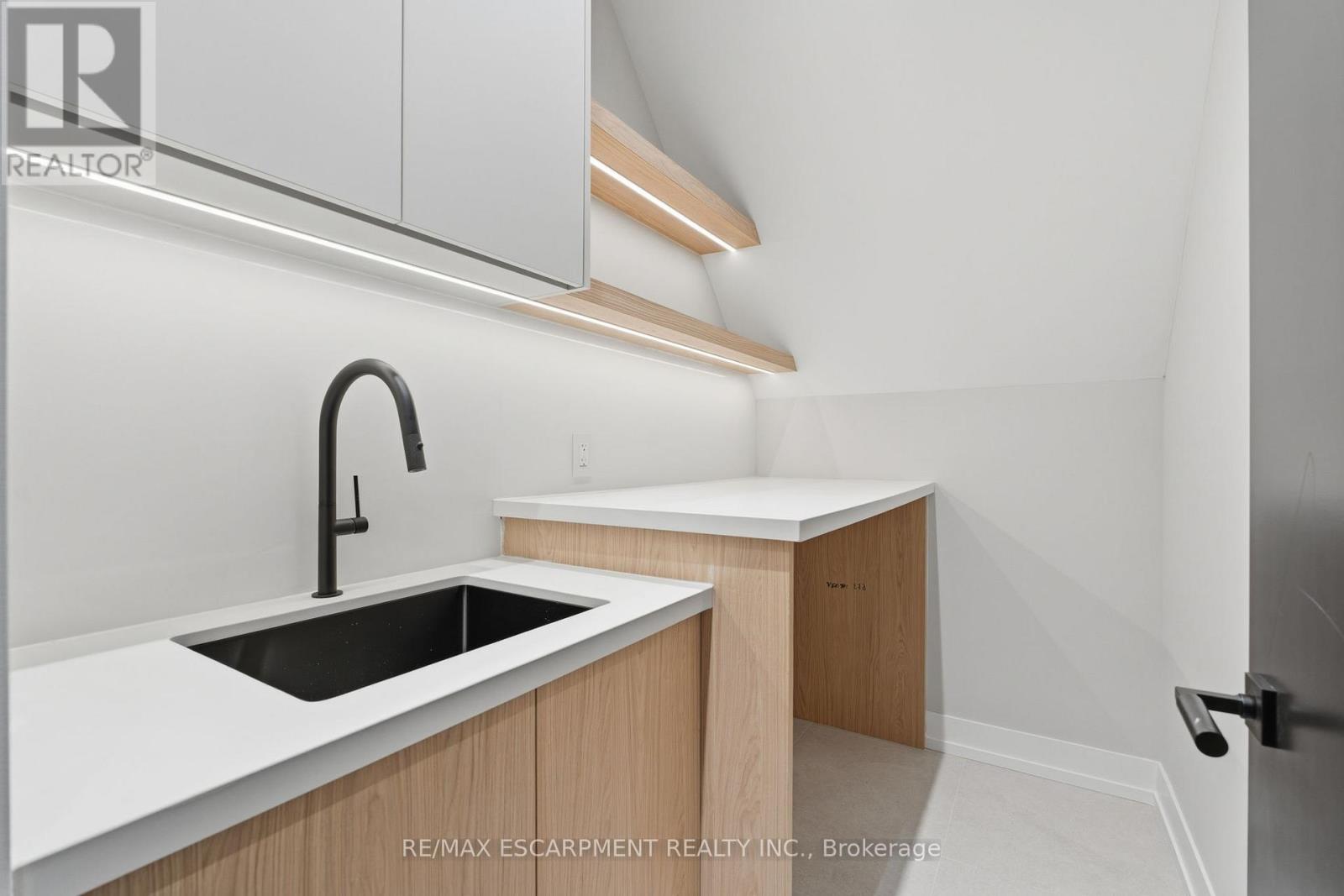 957 Halliday Avenue, Mississauga, Ontario  L5E 1P4 - Photo 40 - W12492108