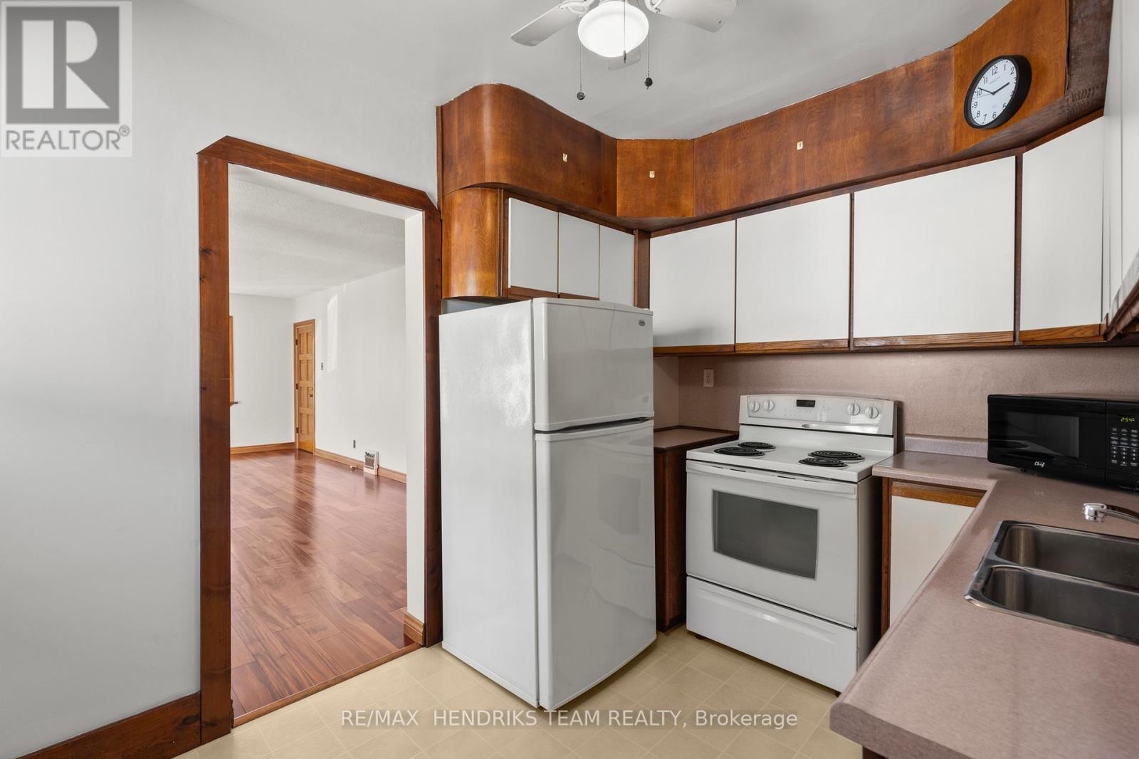 15 Stuart Avenue, St. Catharines, Ontario  L2R 1M6 - Photo 12 - X12493336