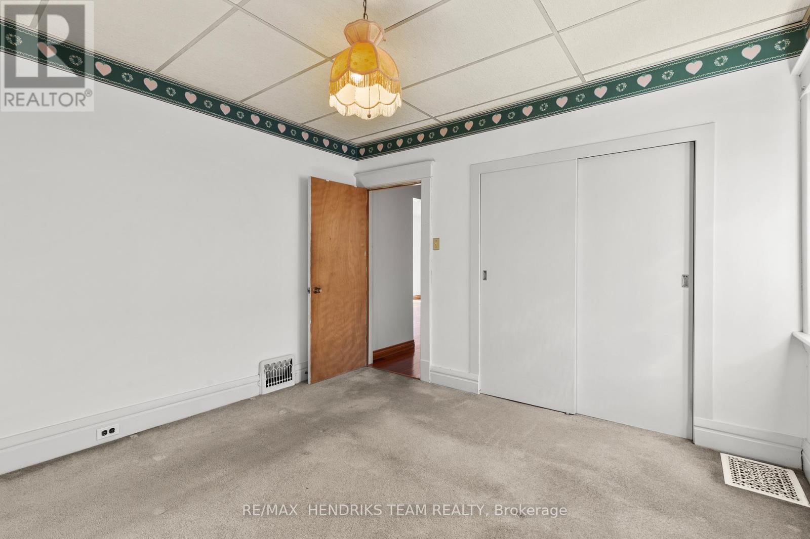 15 Stuart Avenue, St. Catharines, Ontario  L2R 1M6 - Photo 16 - X12493336