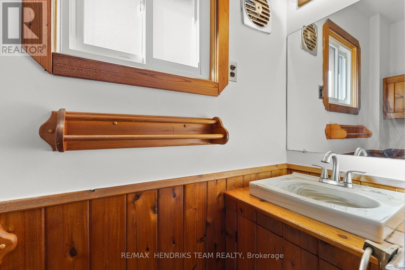 15 Stuart Avenue, St. Catharines, Ontario  L2R 1M6 - Photo 17 - X12493336