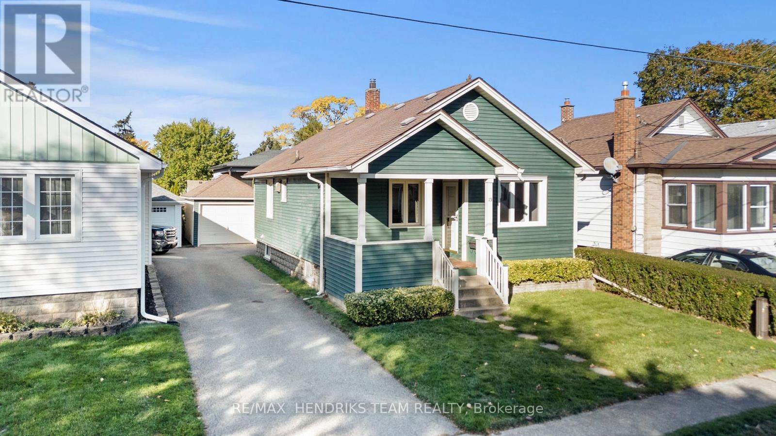 15 Stuart Avenue, St. Catharines, Ontario  L2R 1M6 - Photo 2 - X12493336