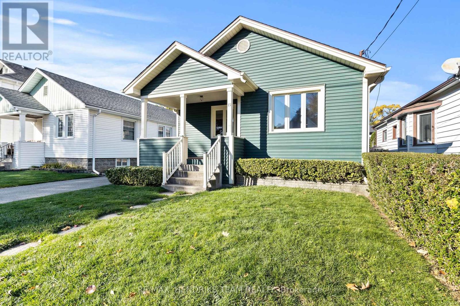 15 Stuart Avenue, St. Catharines, Ontario  L2R 1M6 - Photo 3 - X12493336