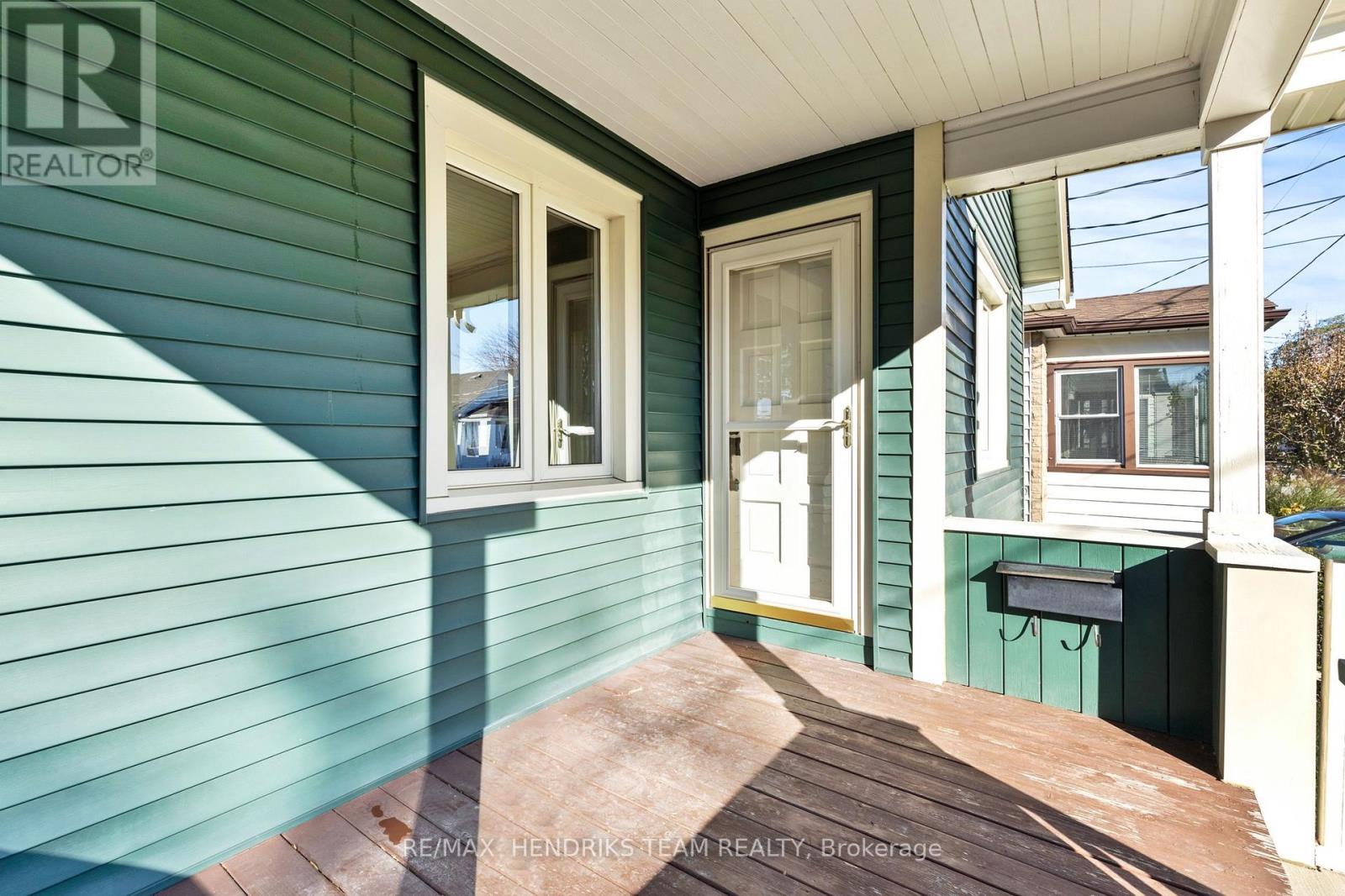 15 Stuart Avenue, St. Catharines, Ontario  L2R 1M6 - Photo 4 - X12493336