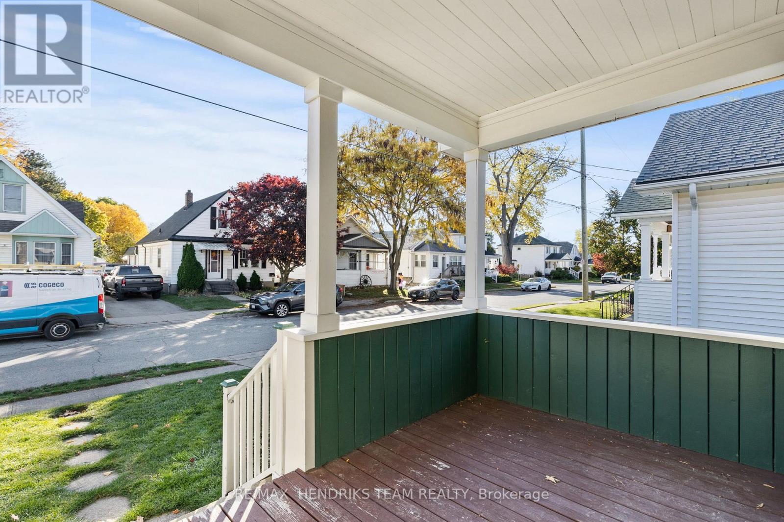 15 Stuart Avenue, St. Catharines, Ontario  L2R 1M6 - Photo 5 - X12493336