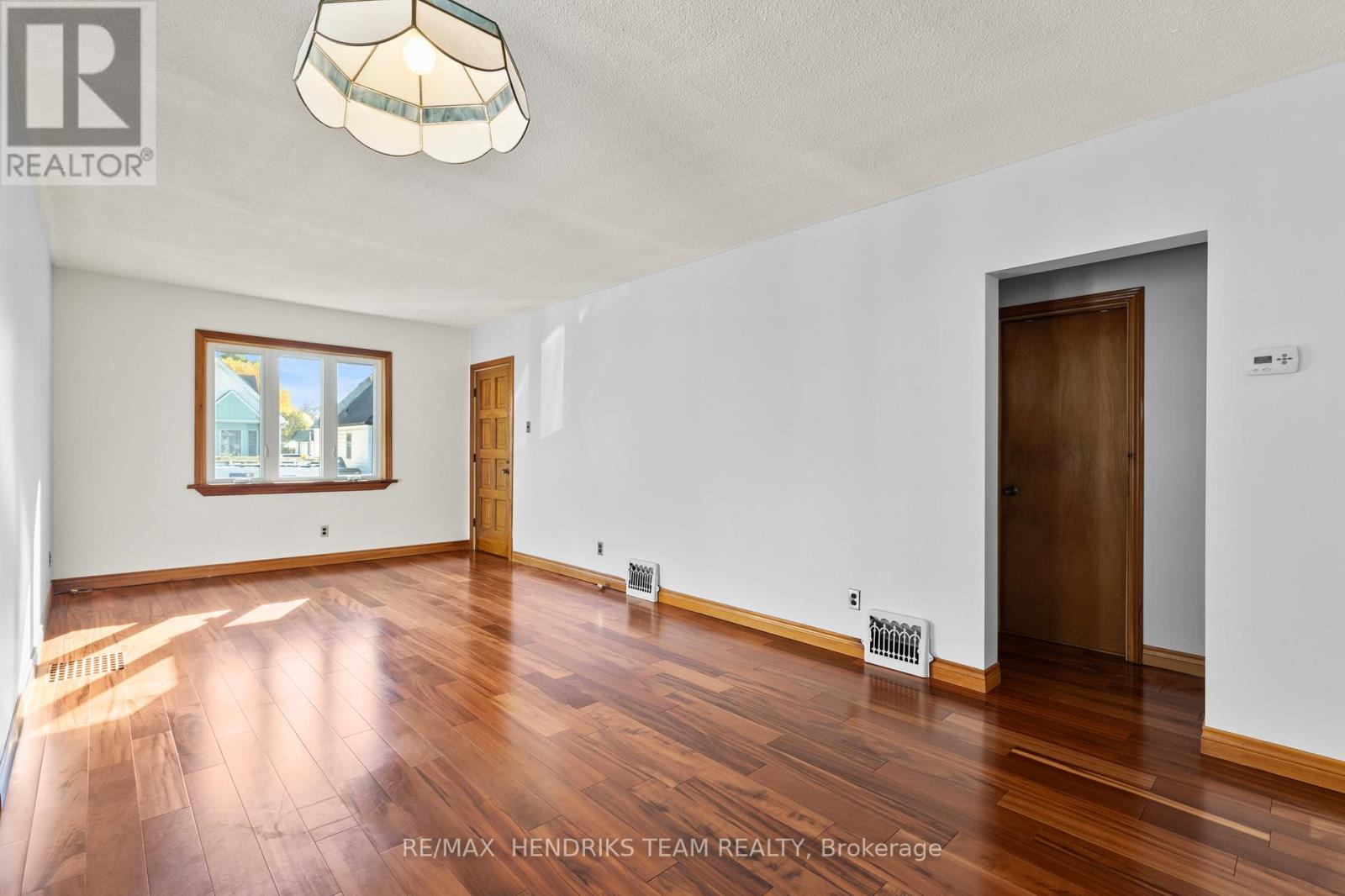 15 Stuart Avenue, St. Catharines, Ontario  L2R 1M6 - Photo 6 - X12493336