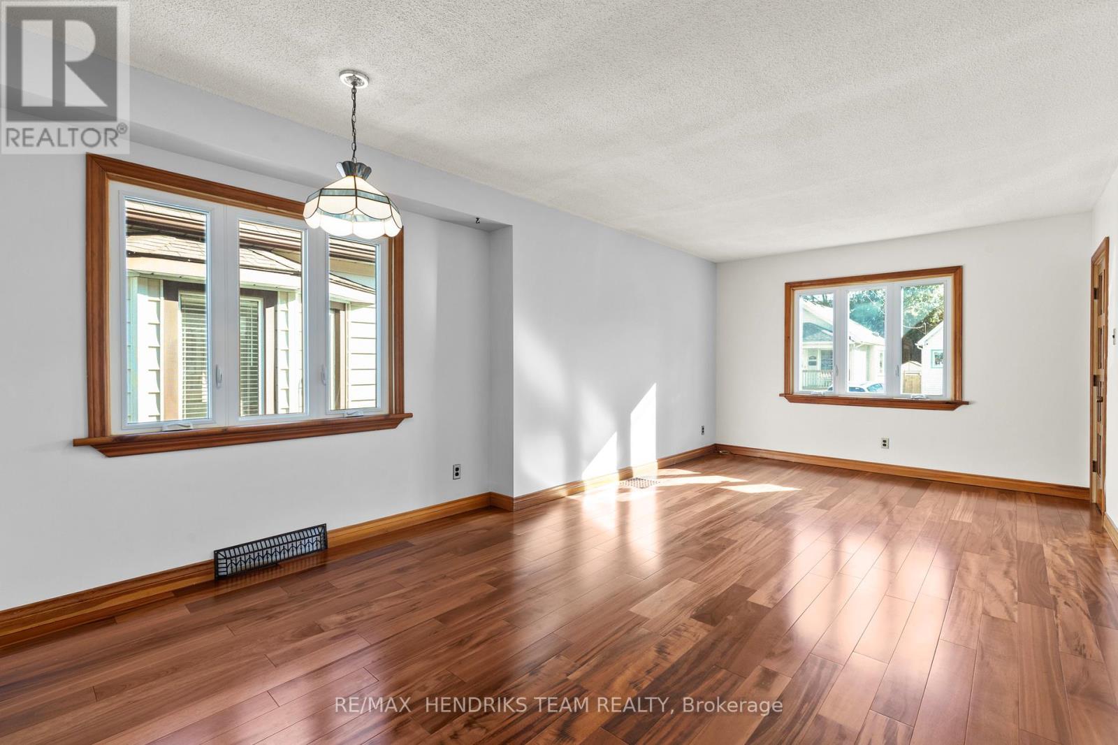 15 Stuart Avenue, St. Catharines, Ontario  L2R 1M6 - Photo 7 - X12493336