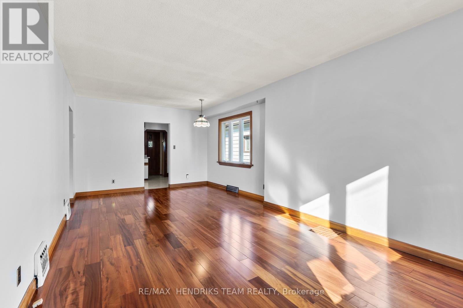 15 Stuart Avenue, St. Catharines, Ontario  L2R 1M6 - Photo 8 - X12493336