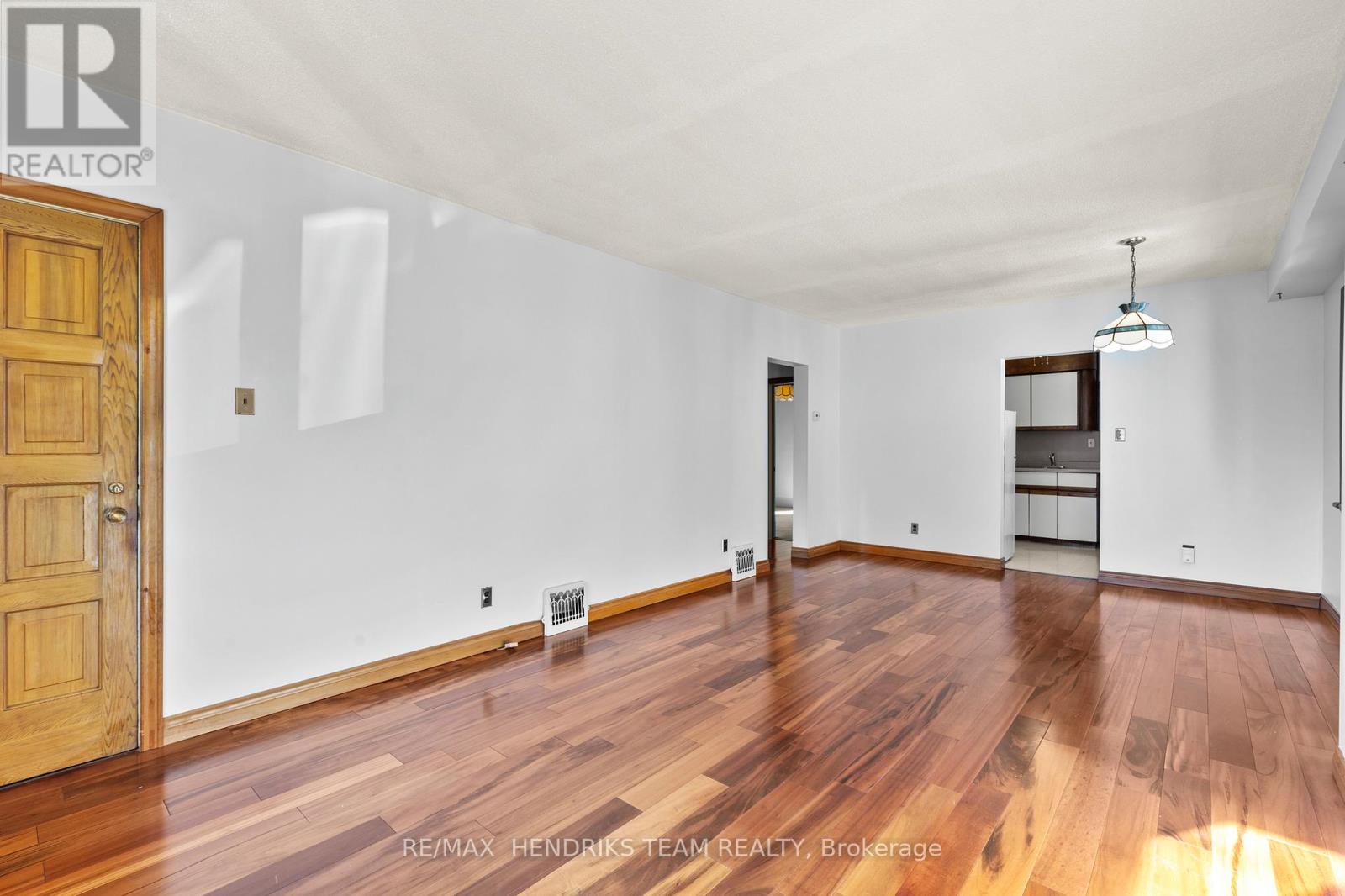 15 Stuart Avenue, St. Catharines, Ontario  L2R 1M6 - Photo 9 - X12493336