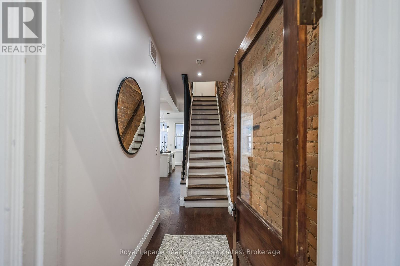 211 John Street N, Hamilton, Ontario  L8L 4P4 - Photo 4 - X12490272