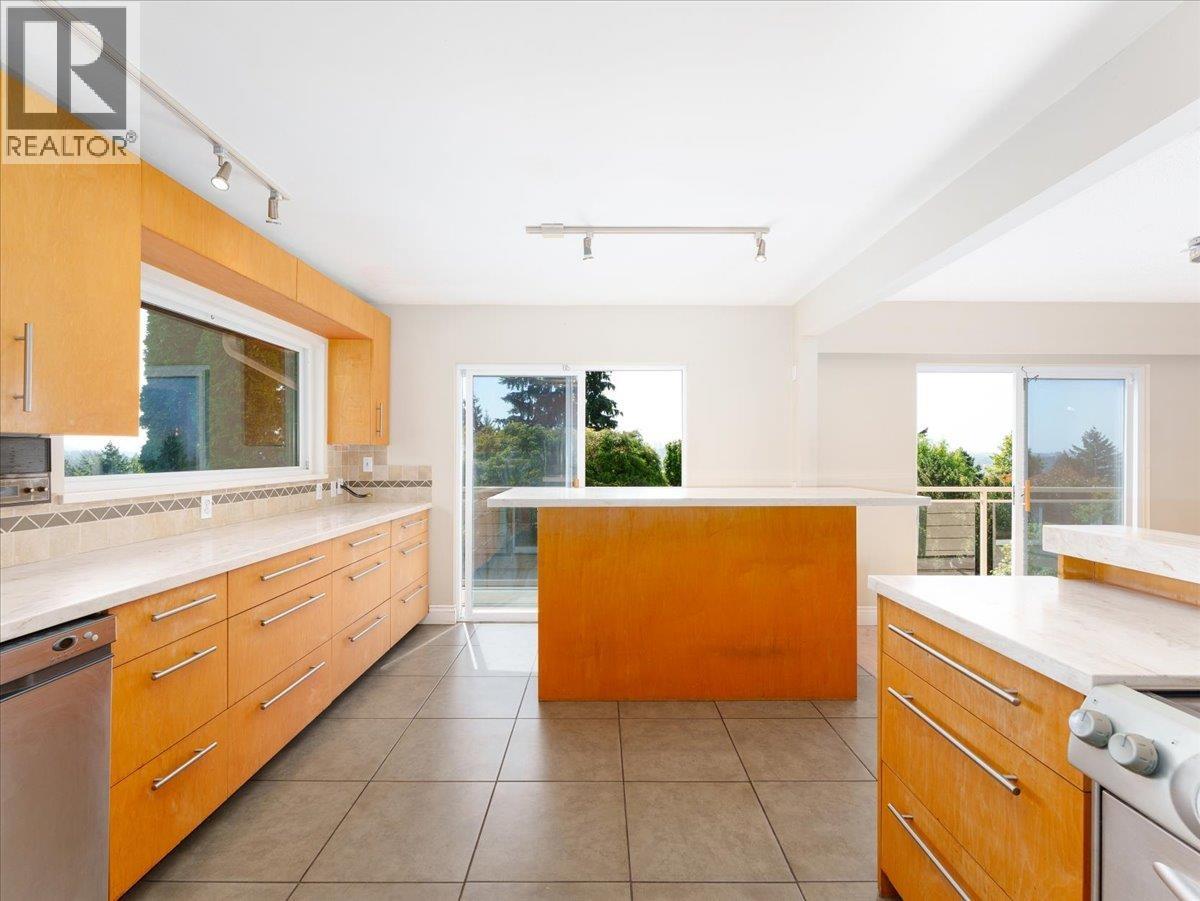 1228 Adderley Street, North Vancouver, British Columbia  V7L 1T7 - Photo 5 - R3063396