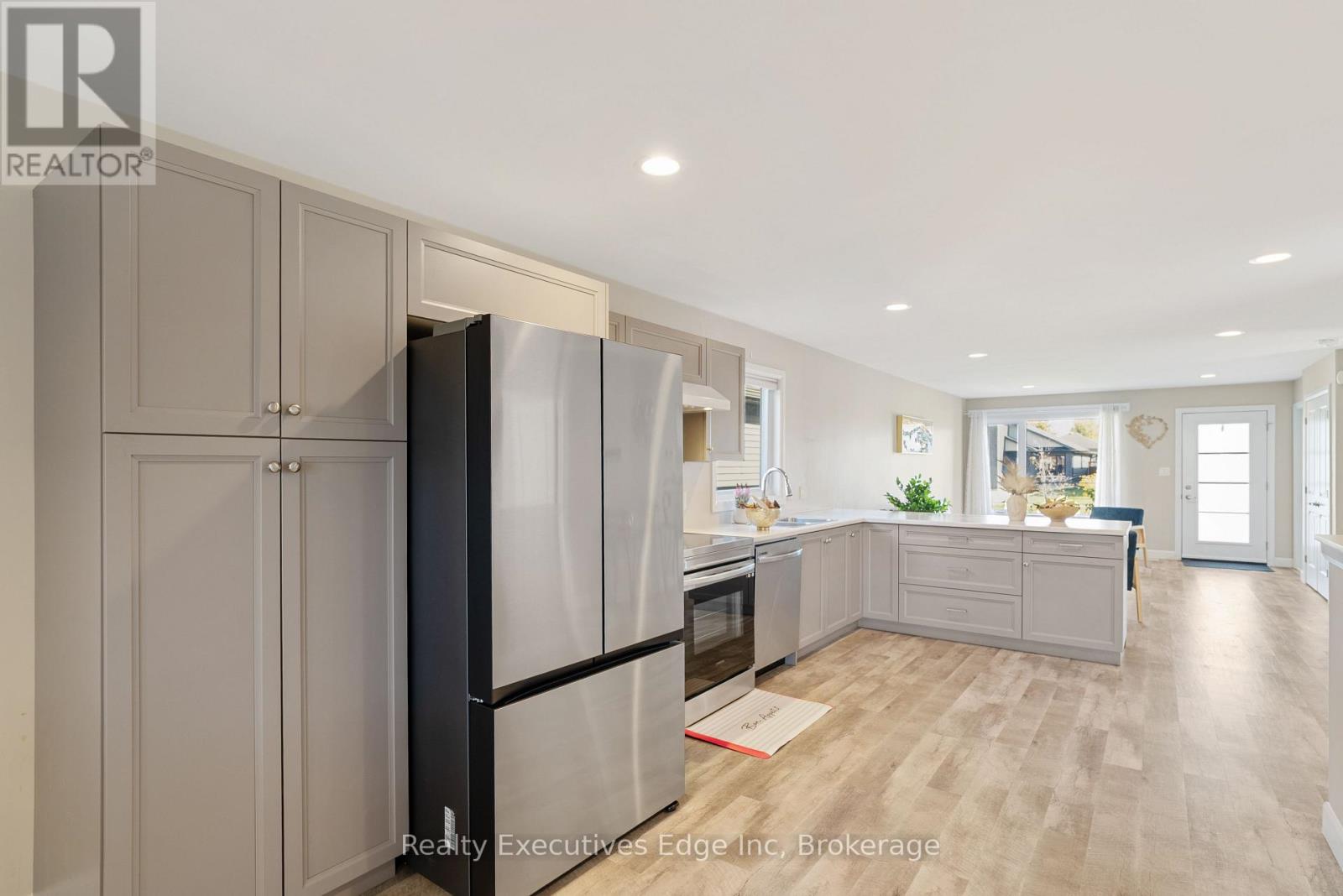 98 Moonstone Crescent, Chatham-Kent, Ontario  N7M 0S2 - Photo 11 - X12403021