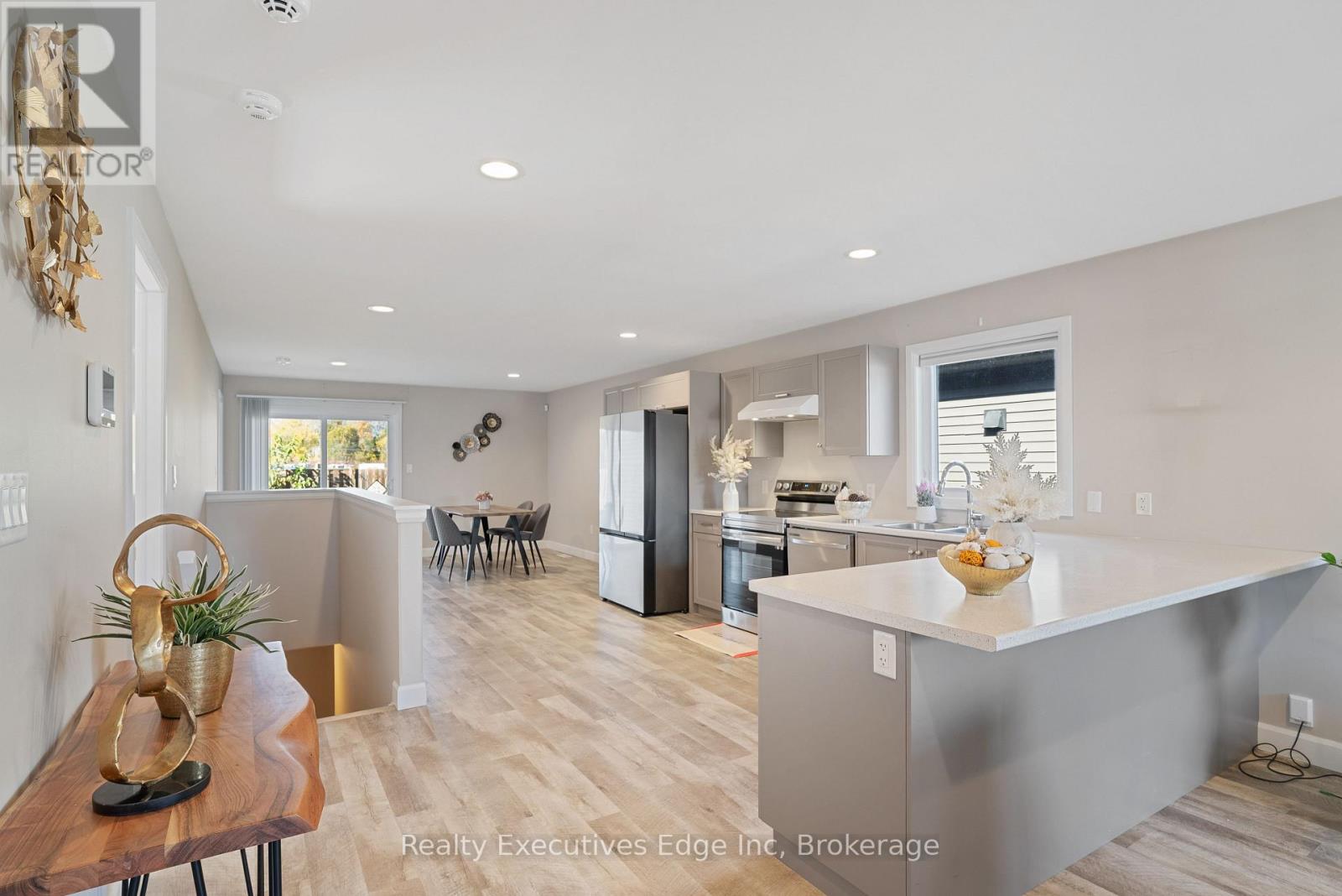 98 Moonstone Crescent, Chatham-Kent, Ontario  N7M 0S2 - Photo 8 - X12403021