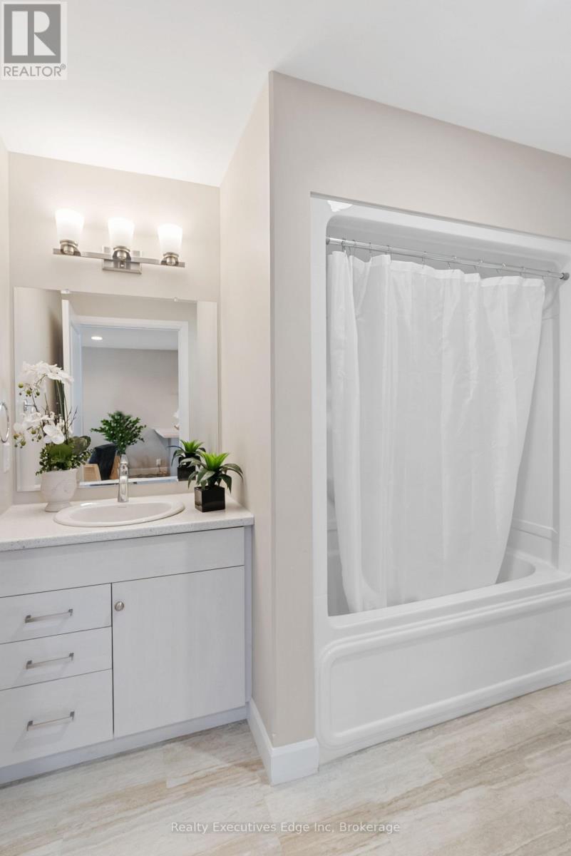 98 Moonstone Crescent, Chatham-Kent, Ontario  N7M 0S2 - Photo 21 - X12403021