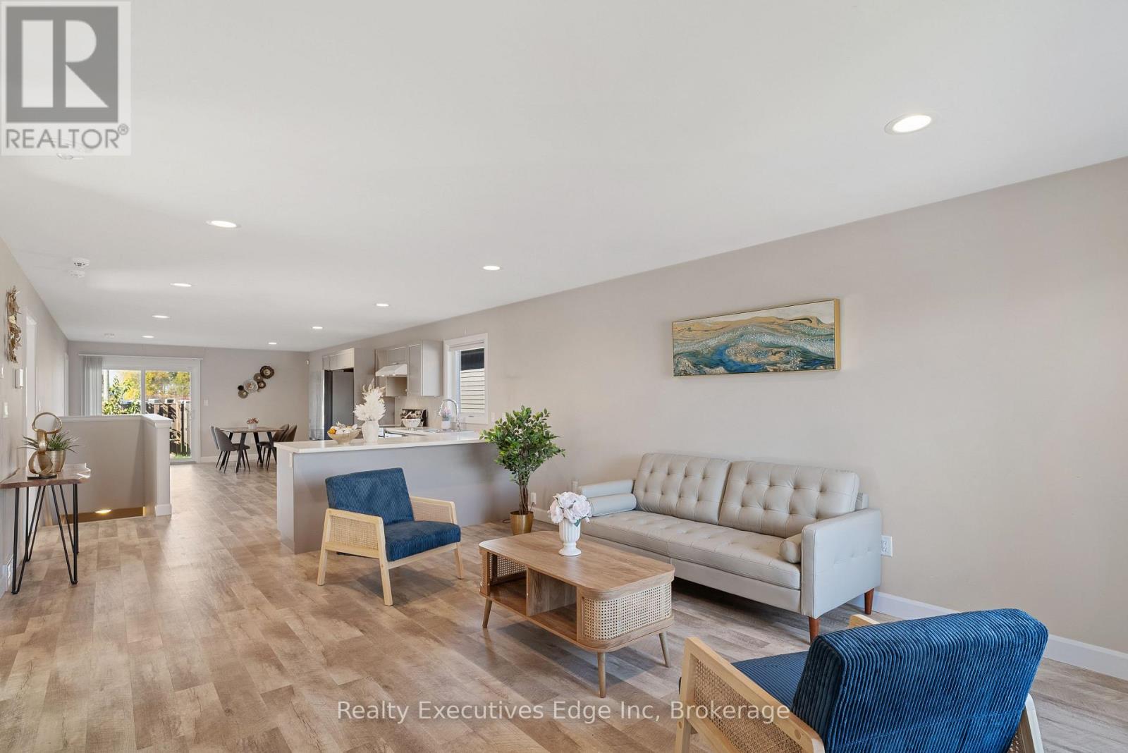 98 Moonstone Crescent, Chatham-Kent, Ontario  N7M 0S2 - Photo 4 - X12403021