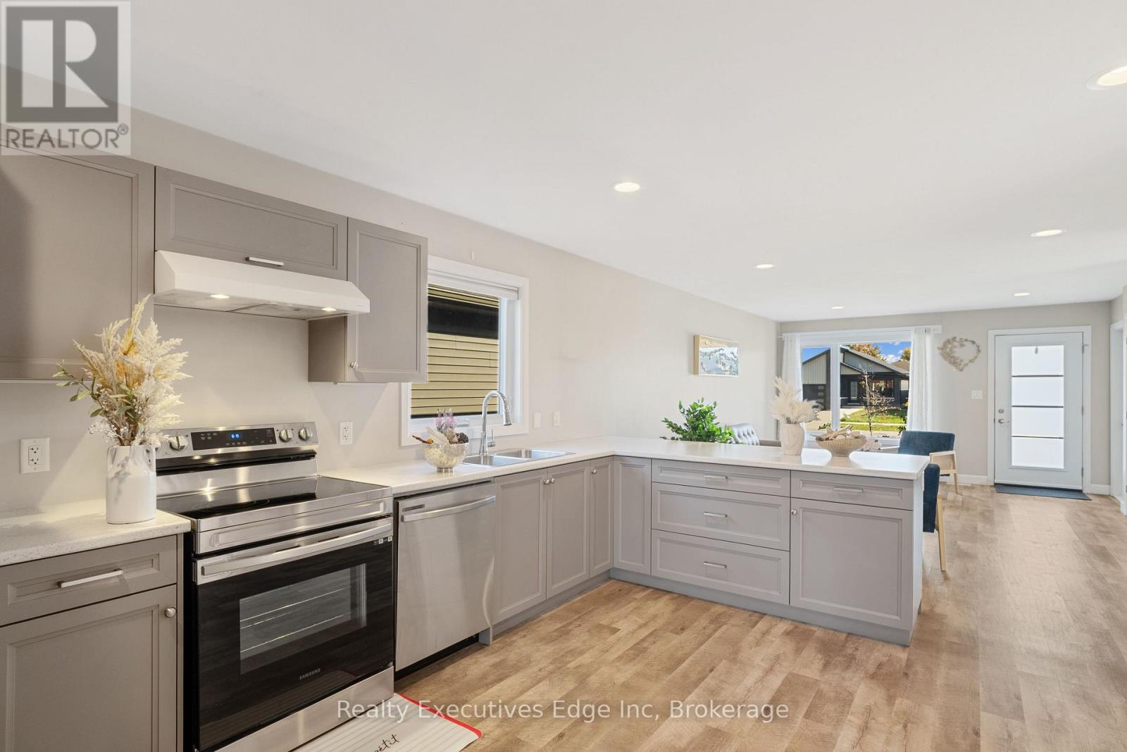 98 Moonstone Crescent, Chatham-Kent, Ontario  N7M 0S2 - Photo 9 - X12403021