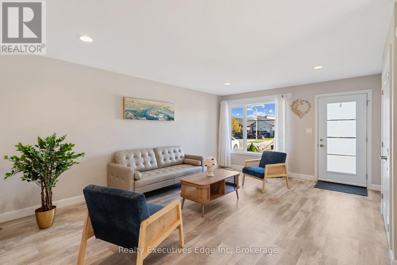 98 Moonstone Crescent, Chatham-Kent, Ontario  N7M 0S2 - Photo 6 - X12403021