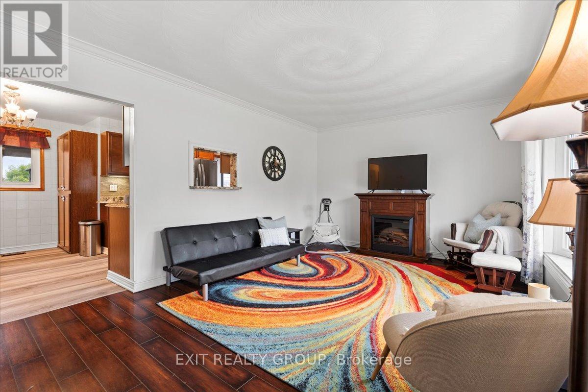 29 Barry Road, Quinte West, Ontario  K8V 0M3 - Photo 4 - X12493444