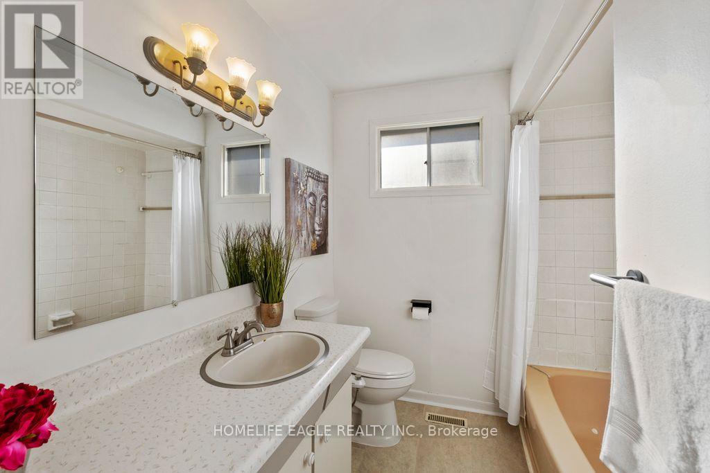 223 Cherrywood Drive, Newmarket, Ontario  L3Y 2Y1 - Photo 9 - N12493288