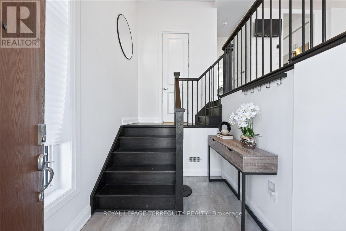 25 Nardini Lane, Richmond Hill, Ontario  L4C 0Z9 - Photo 6 - N12493312