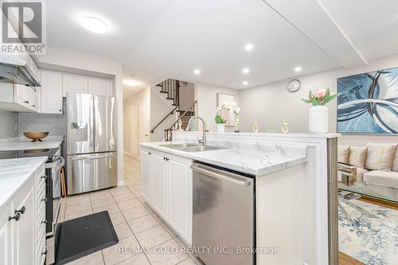 72 Big Moe Crescent, Brampton, Ontario  L6P 1J8 - Photo 8 - W12493292