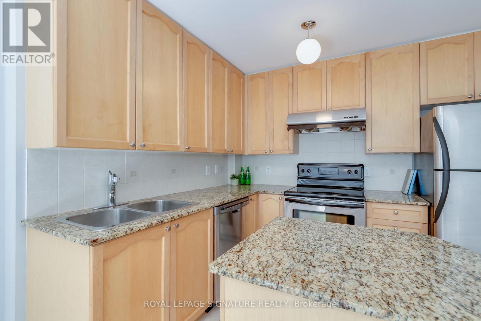 39 - 78 Carr Street, Toronto, Ontario  M5T 1B7 - Photo 3 - C12493512