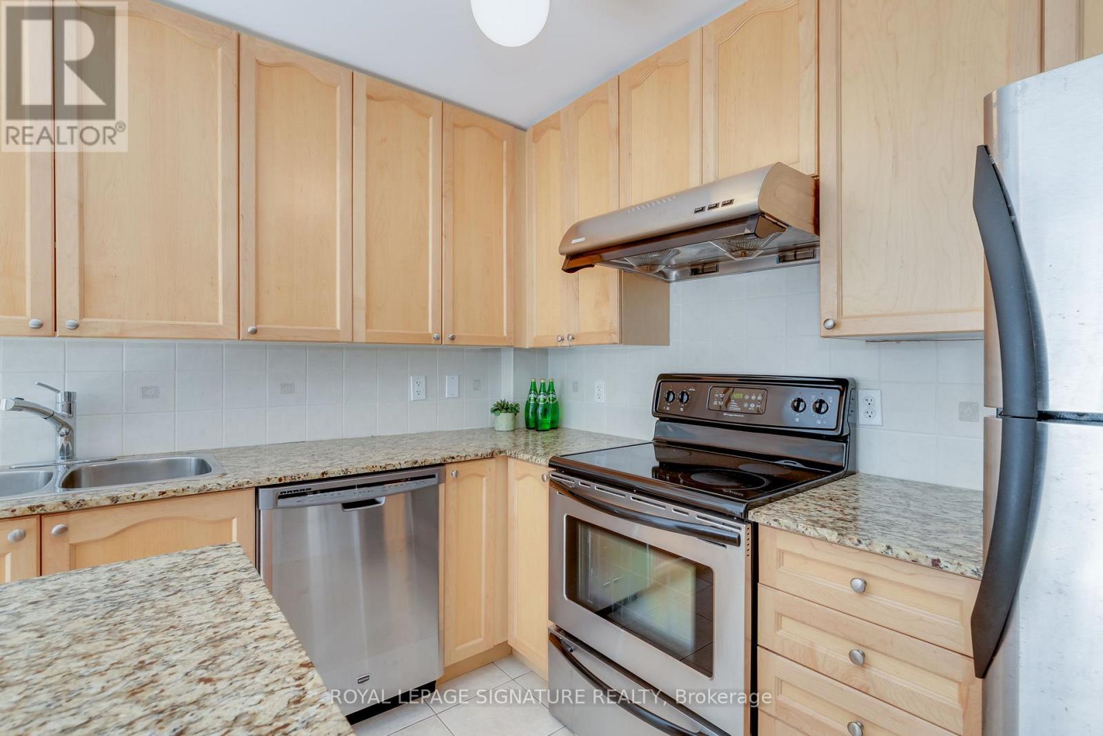 39 - 78 Carr Street, Toronto, Ontario  M5T 1B7 - Photo 4 - C12493512