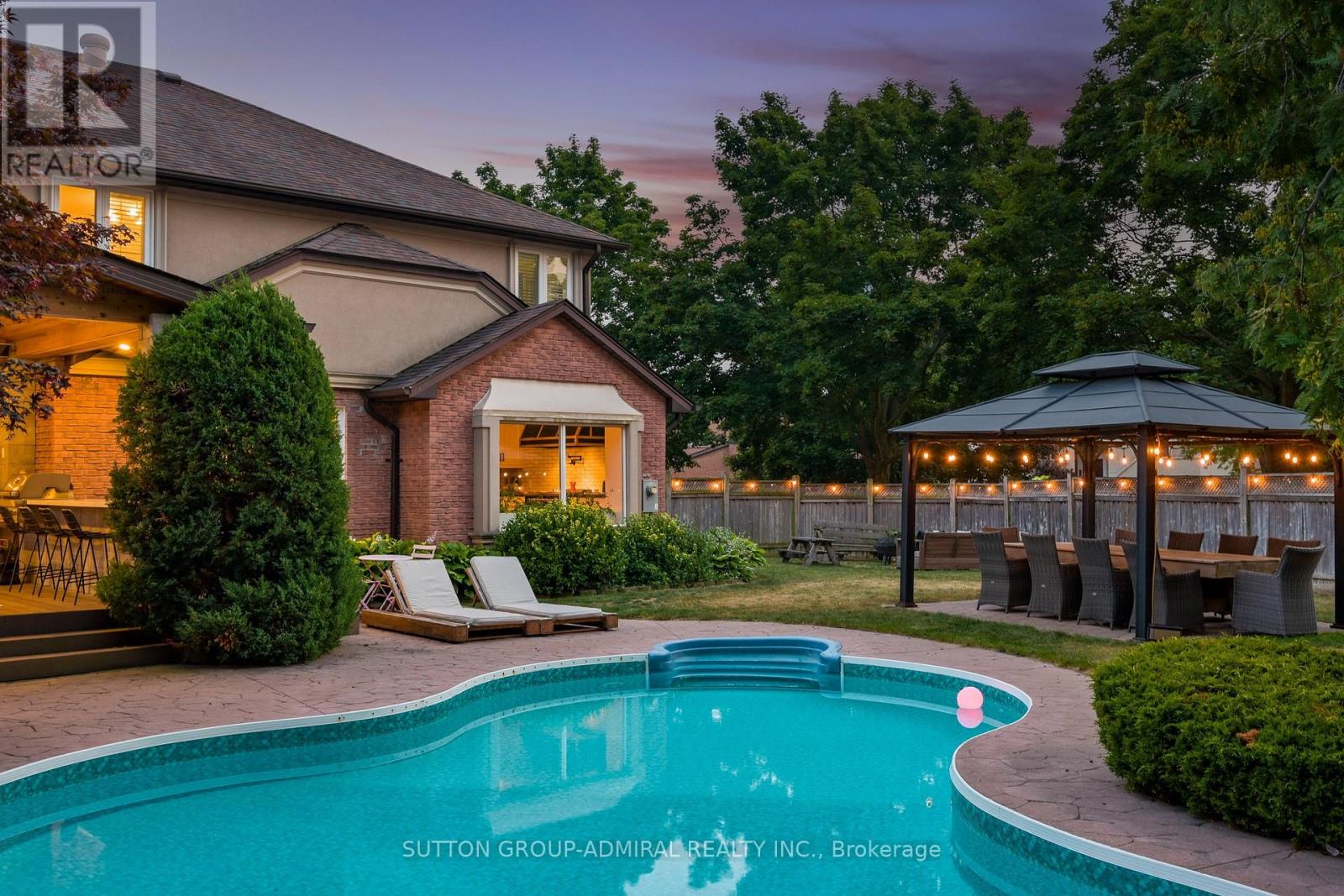 18 Tannery Court, Richmond Hill, Ontario  L4C 7V4 - Photo 2 - N12483686