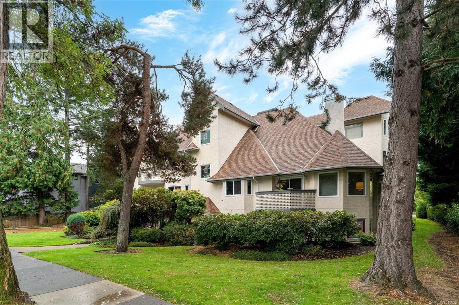 213 9882 Fifth St, Sidney, British Columbia