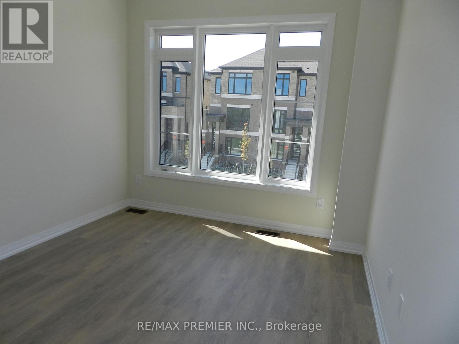 94 Turnberry Lane, Barrie, Ontario  L4N 6K7 - Photo 11 - S12492814