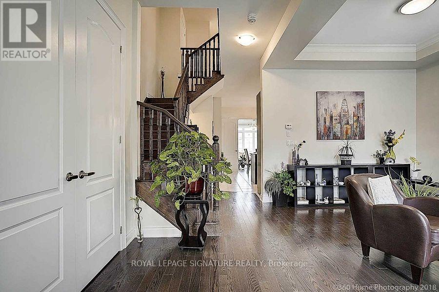 35 Clara May Avenue, East Gwillimbury, Ontario  L9N 0R4 - Photo 2 - N12493468