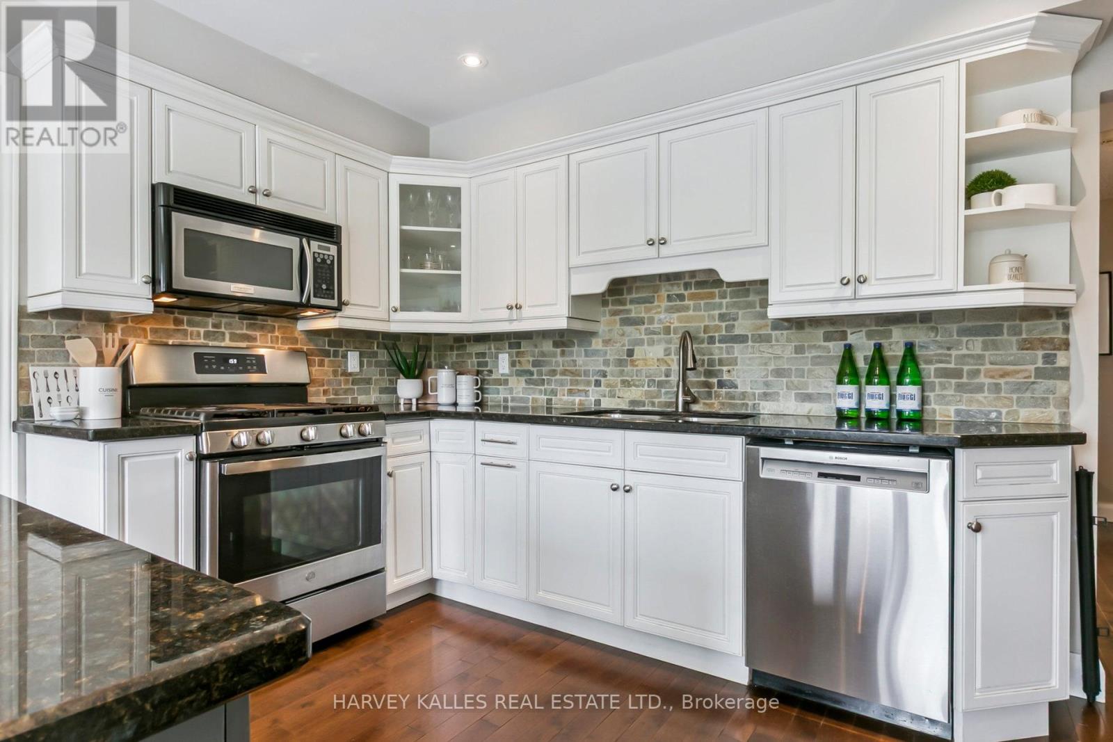 92 Golf Links Drive, Aurora, Ontario  L4G 3V3 - Photo 17 - N12493514