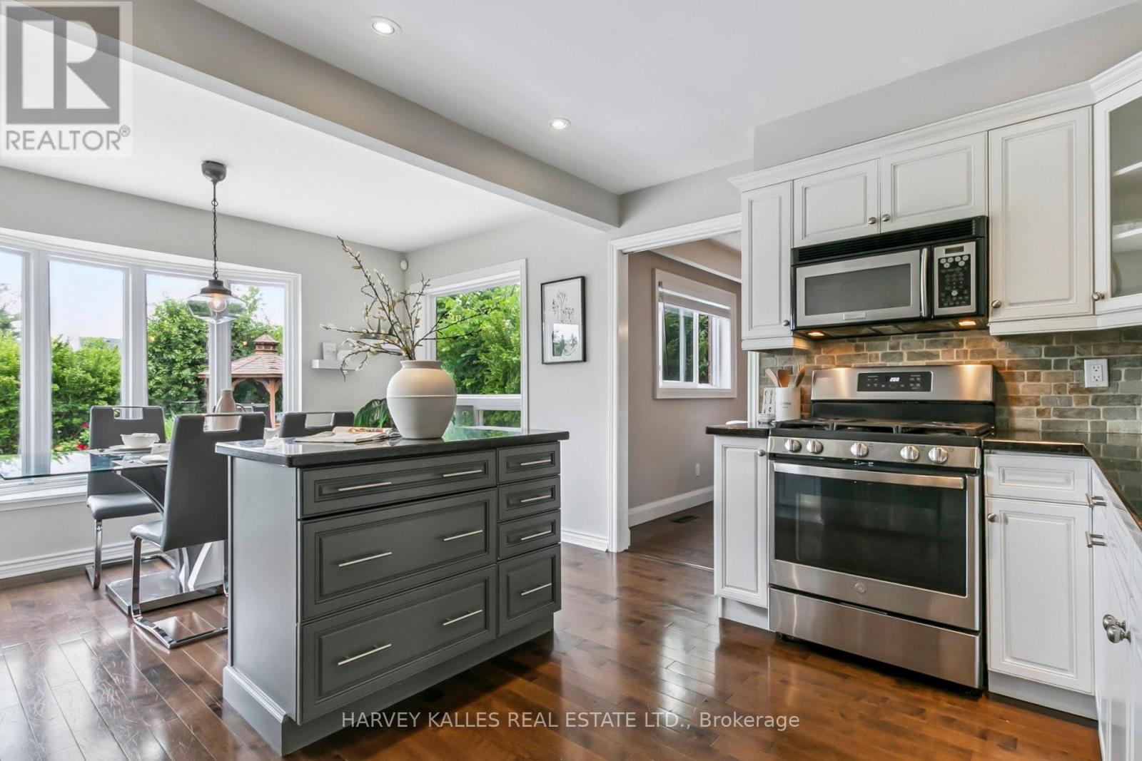 92 Golf Links Drive, Aurora, Ontario  L4G 3V3 - Photo 18 - N12493514