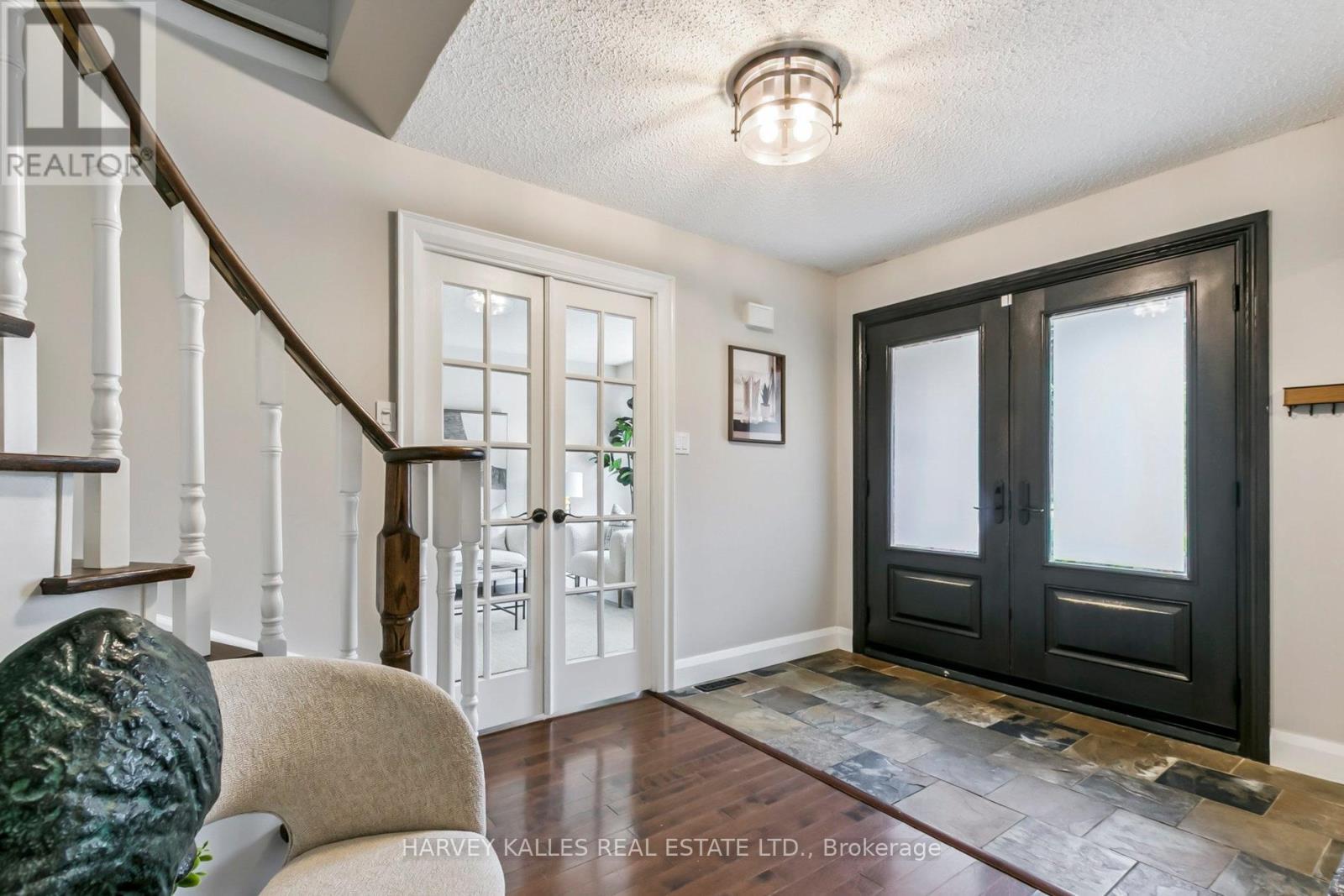 92 Golf Links Drive, Aurora, Ontario  L4G 3V3 - Photo 2 - N12493514