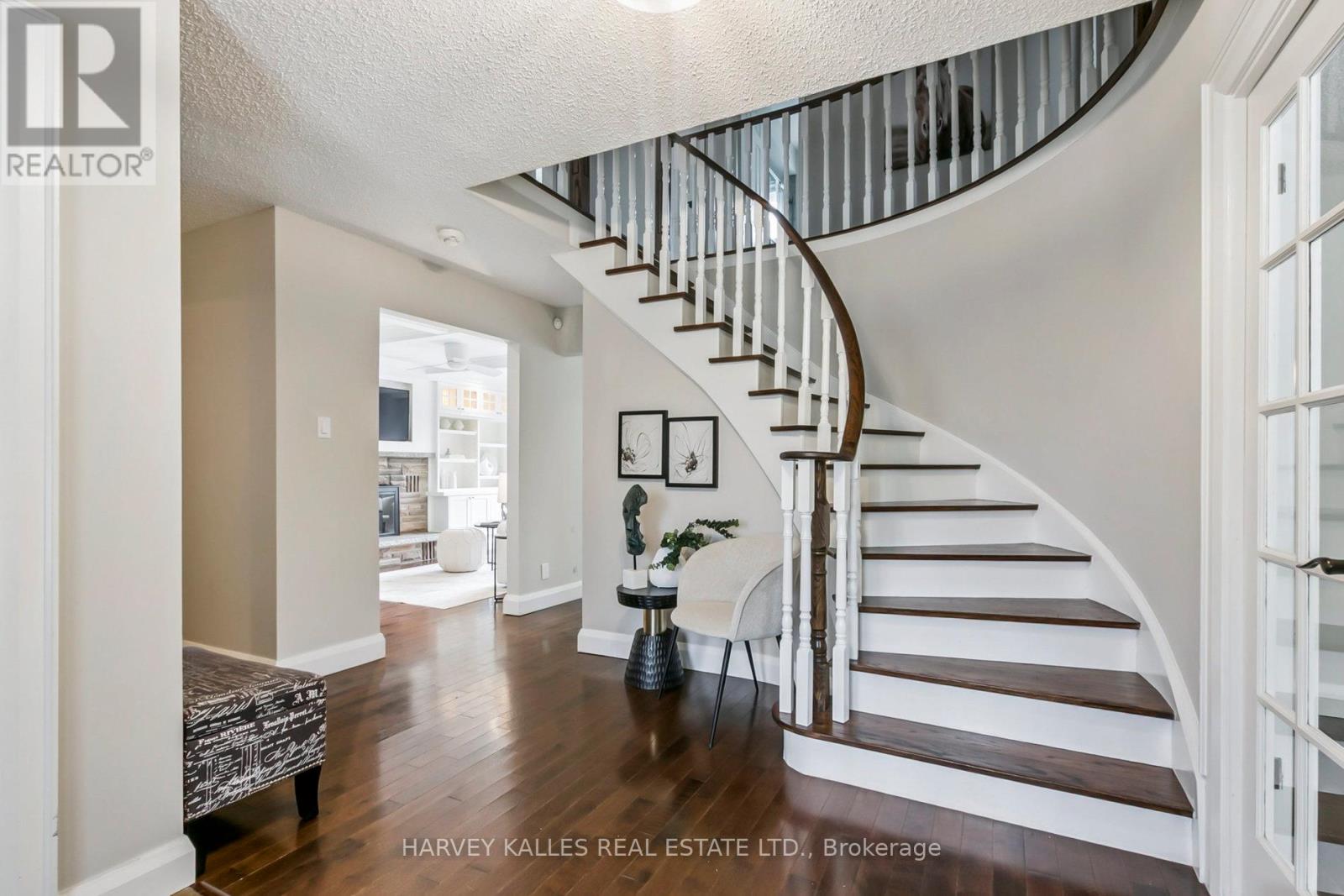 92 Golf Links Drive, Aurora, Ontario  L4G 3V3 - Photo 3 - N12493514