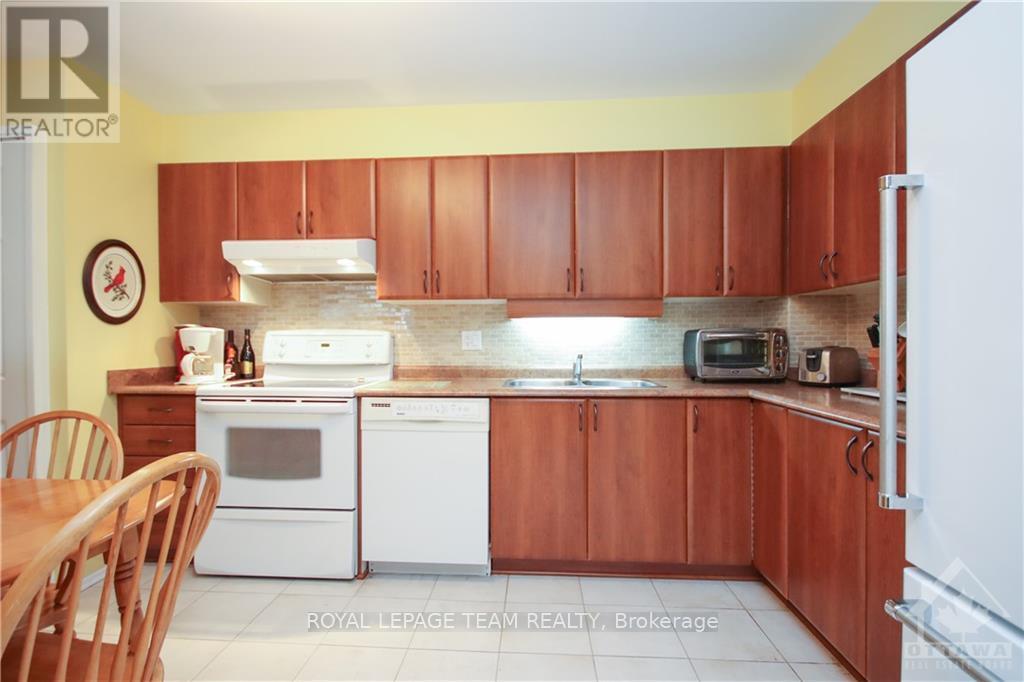 200 - 260 Brittany Drive, Ottawa, Ontario  K1K 4M2 - Photo 11 - X12475328