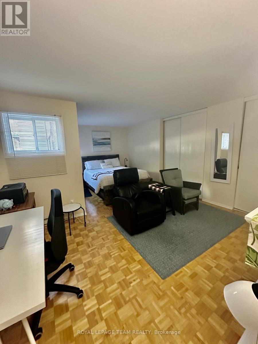 200 - 260 Brittany Drive, Ottawa, Ontario  K1K 4M2 - Photo 13 - X12475328