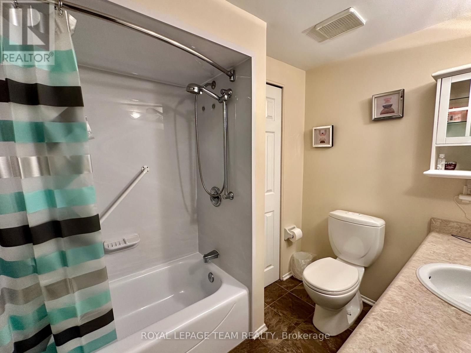 200 - 260 Brittany Drive, Ottawa, Ontario  K1K 4M2 - Photo 16 - X12475328