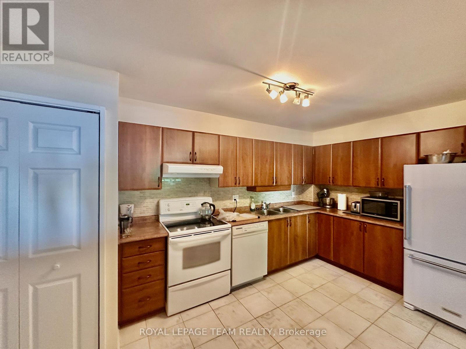 200 - 260 Brittany Drive, Ottawa, Ontario  K1K 4M2 - Photo 9 - X12475328