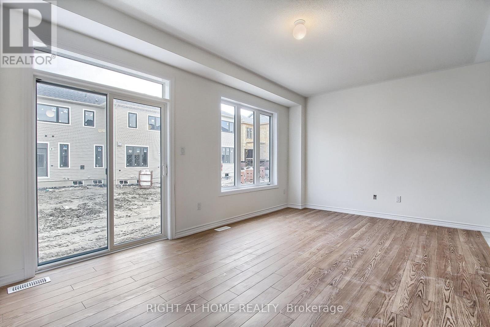 15 Durham Avenue, Barrie, Ontario  L9J 0W7 - Photo 3 - S12493478