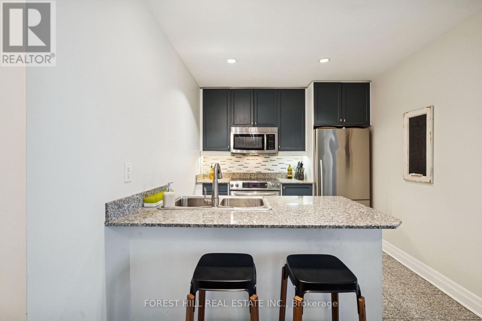 906 - 88 Palace Pier Court, Toronto, Ontario  M8V 4C2 - Photo 5 - W12493380