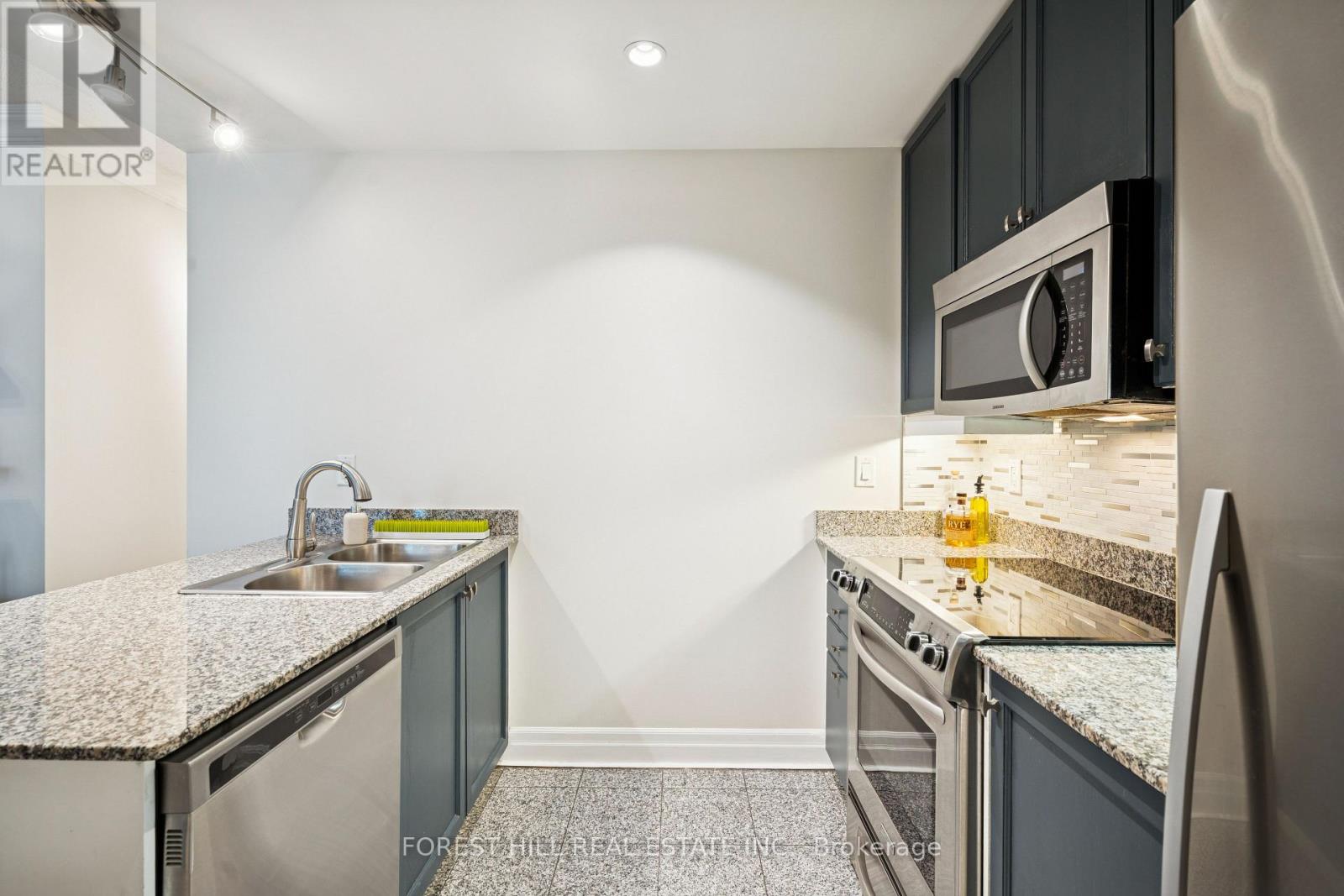 906 - 88 Palace Pier Court, Toronto, Ontario  M8V 4C2 - Photo 6 - W12493380