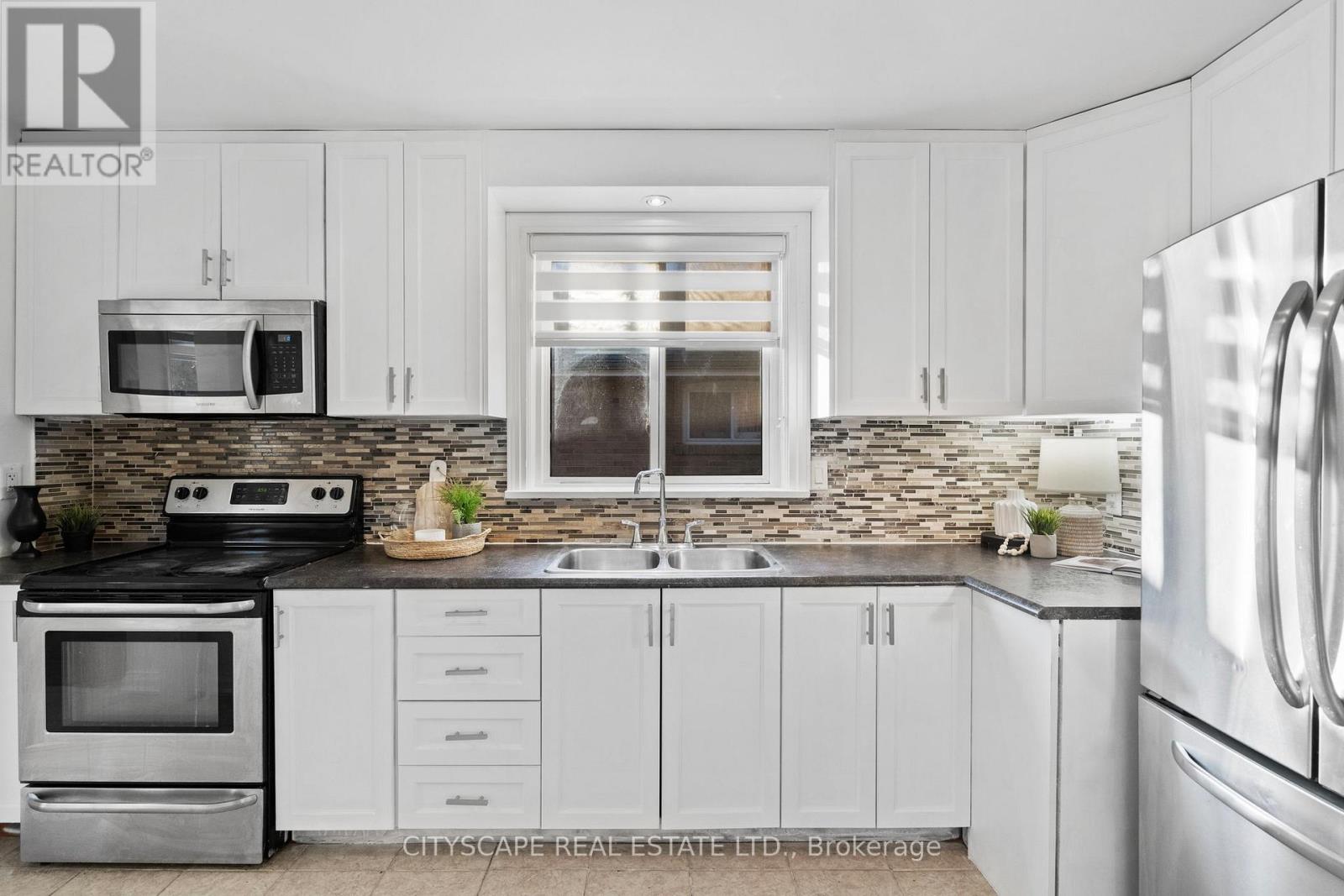 53 Warnica Avenue, Toronto, Ontario  M8Z 1Z6 - Photo 7 - W12493544