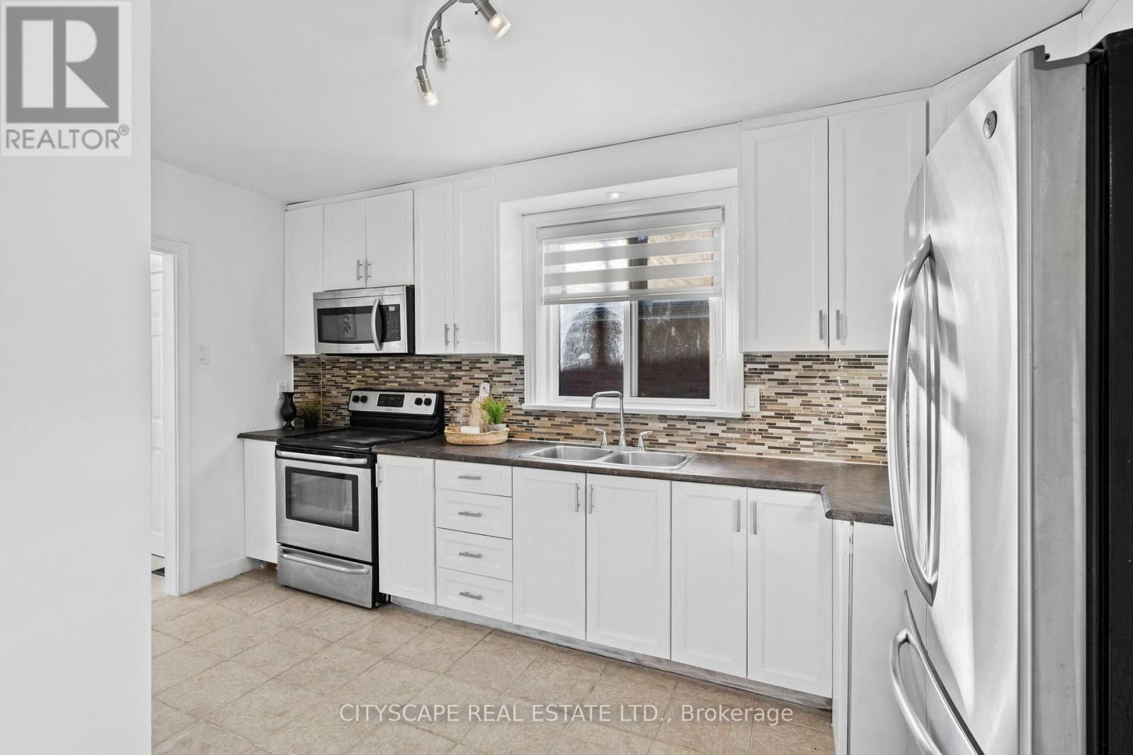 53 Warnica Avenue, Toronto, Ontario  M8Z 1Z6 - Photo 8 - W12493544