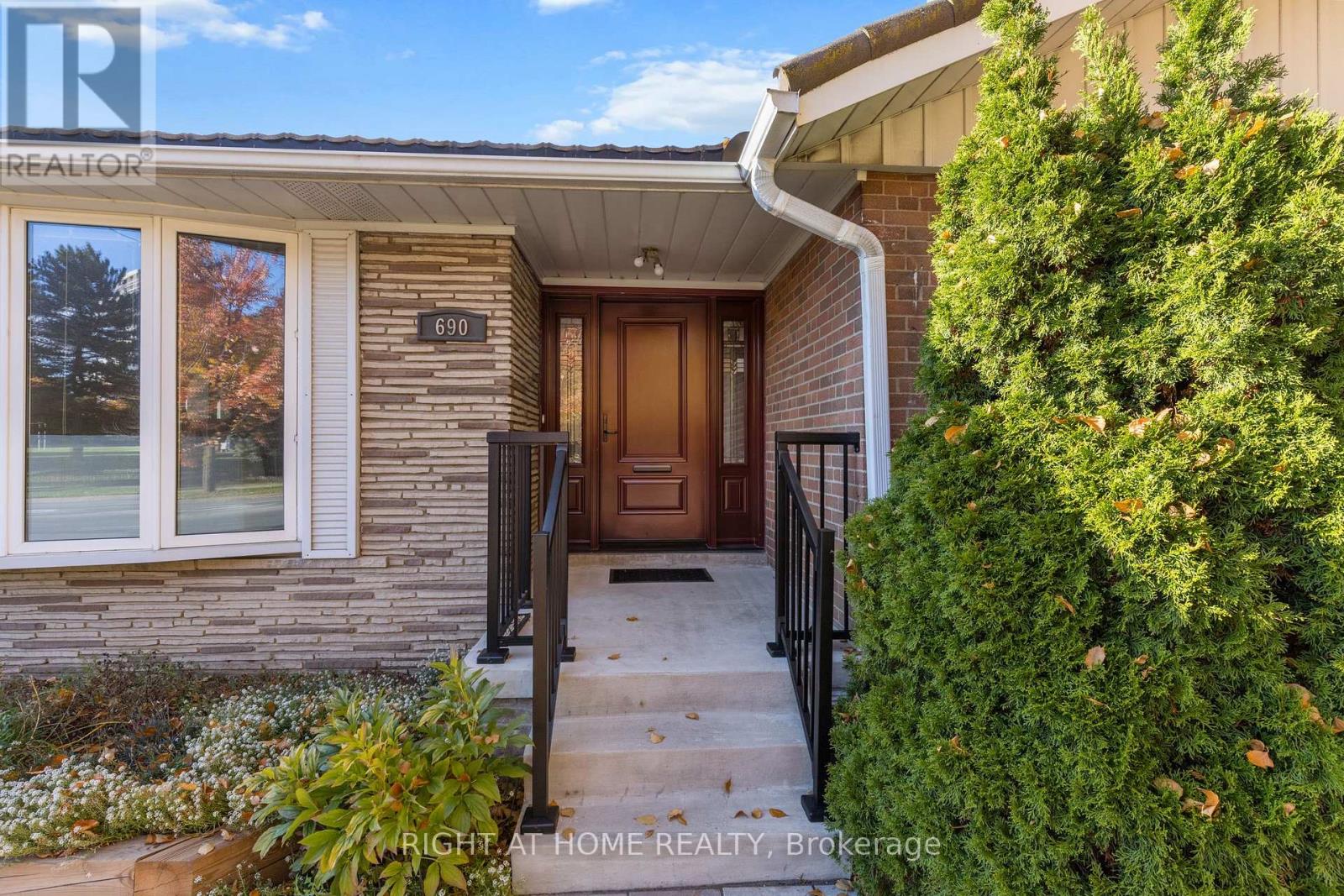 690 The West Mall W, Toronto, Ontario  M9C 1H3 - Photo 3 - W12493550