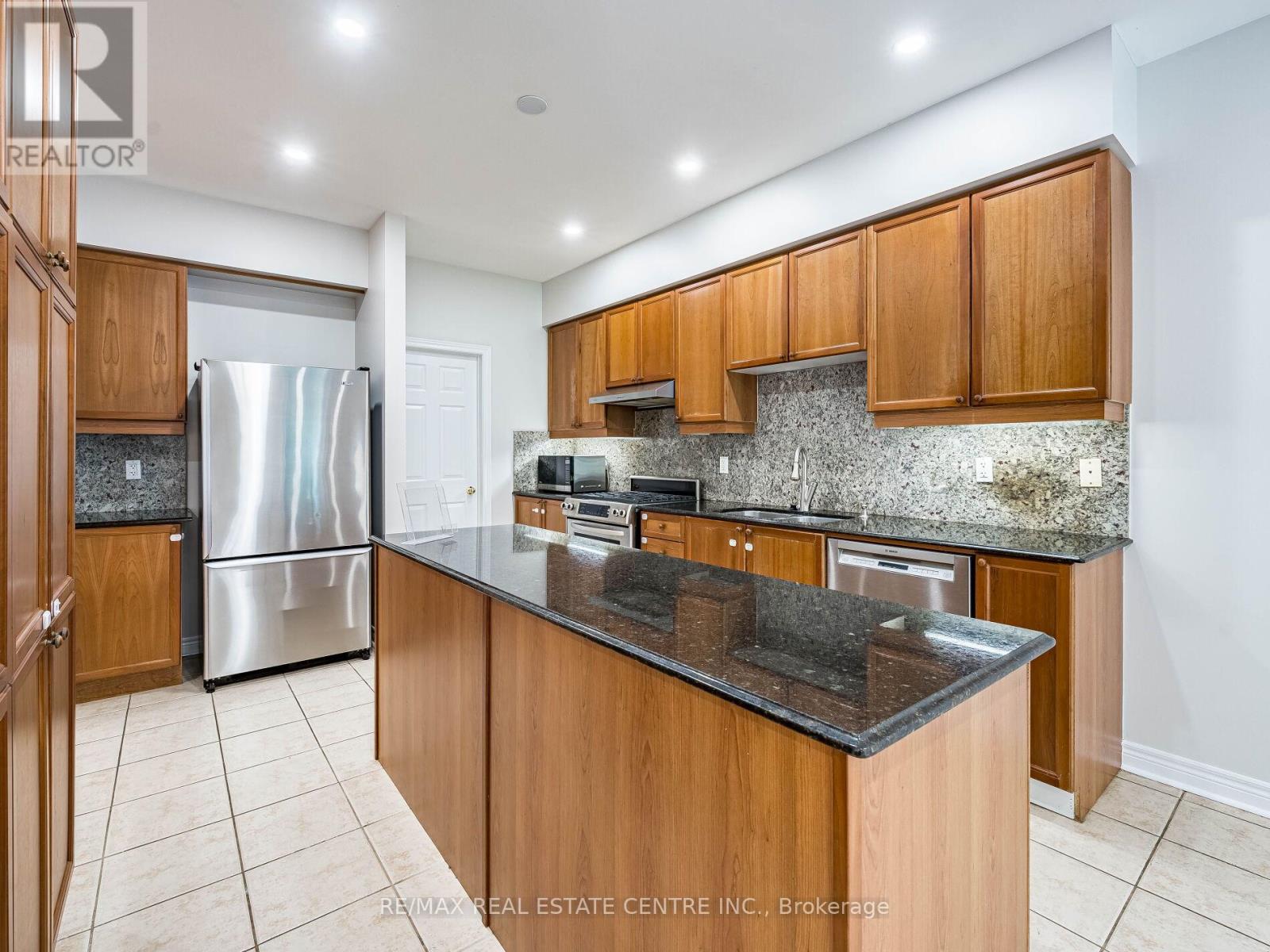 1581 Portsmouth Place, Mississauga, Ontario  L5M 7W2 - Photo 11 - W12493568