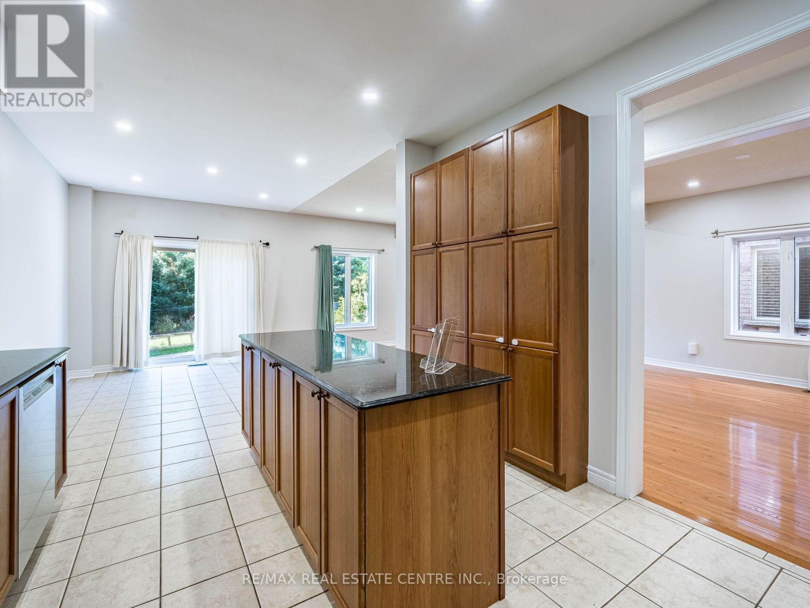 1581 Portsmouth Place, Mississauga, Ontario  L5M 7W2 - Photo 12 - W12493568