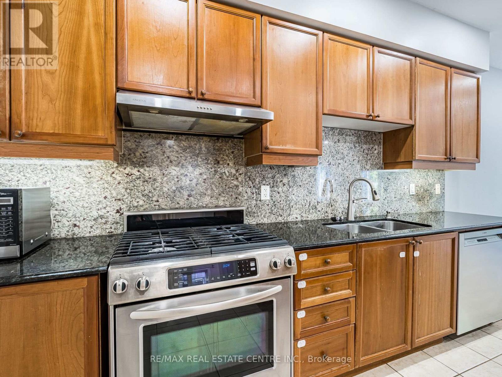 1581 Portsmouth Place, Mississauga, Ontario  L5M 7W2 - Photo 13 - W12493568