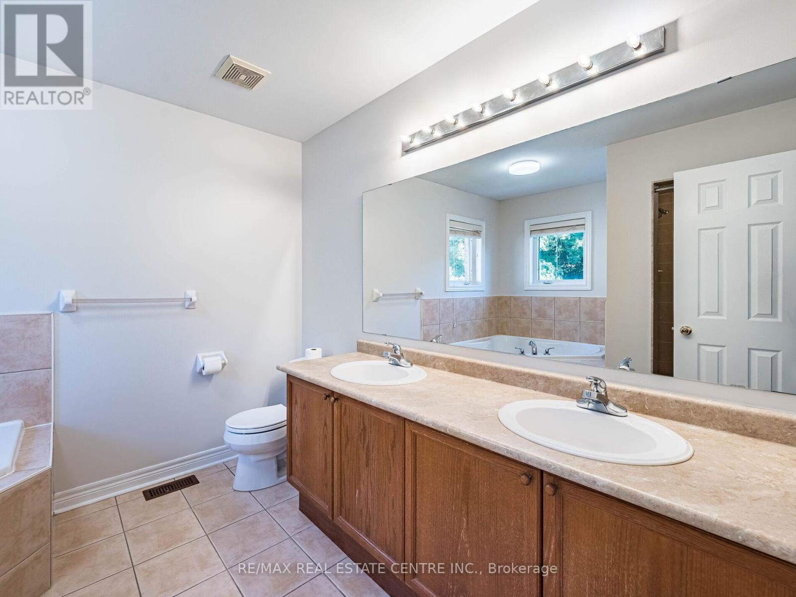 1581 Portsmouth Place, Mississauga, Ontario  L5M 7W2 - Photo 22 - W12493568