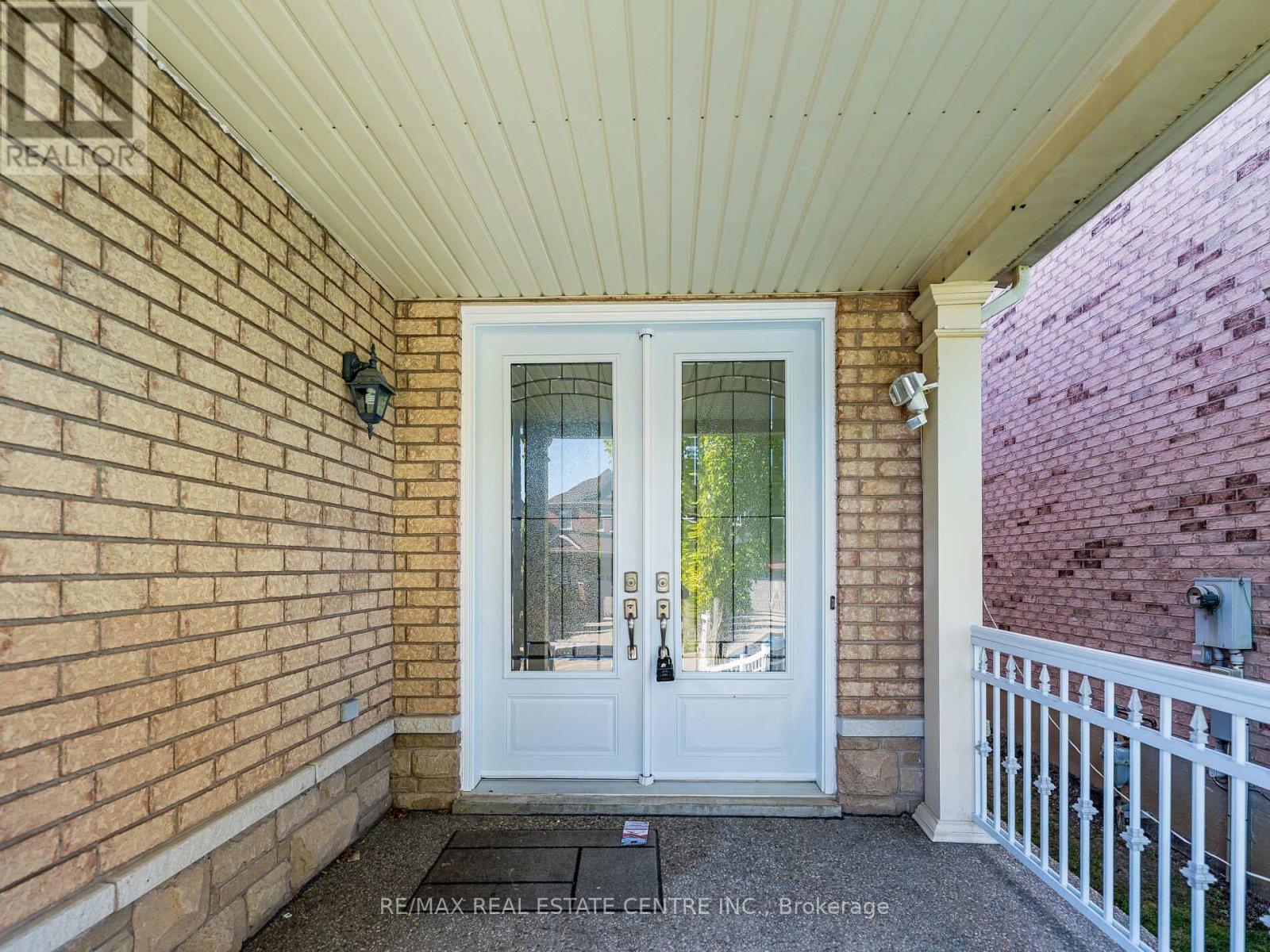 1581 Portsmouth Place, Mississauga, Ontario  L5M 7W2 - Photo 4 - W12493568