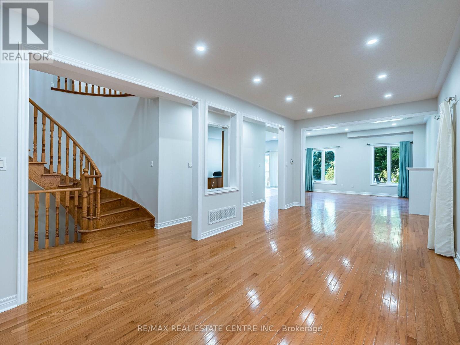 1581 Portsmouth Place, Mississauga, Ontario  L5M 7W2 - Photo 8 - W12493568